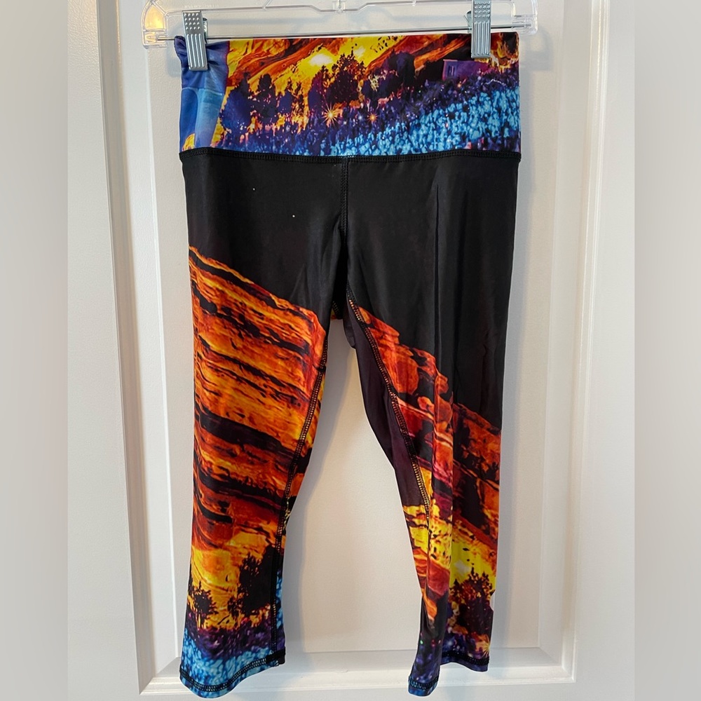 Colorado Threads capri yoga tights, size medium, Red Rocks edition